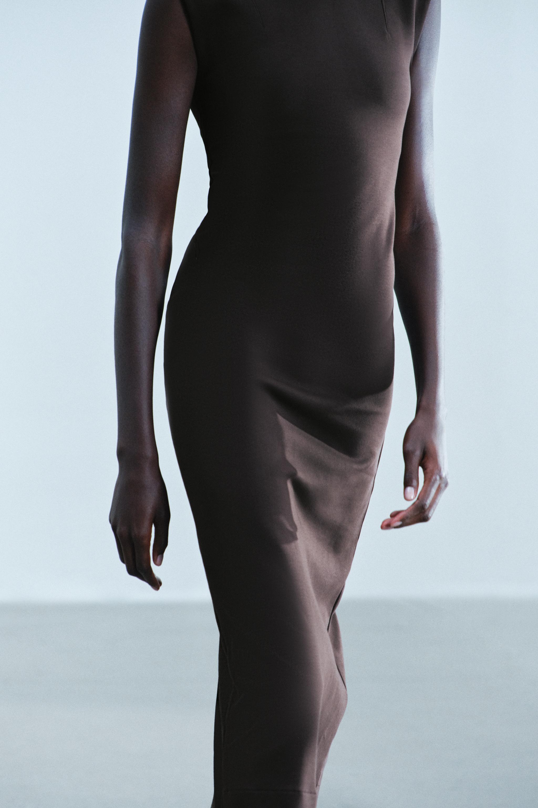 ROBE MI-LONGUE À COL MONTANT